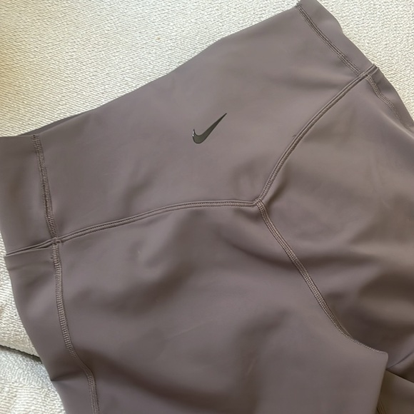 Nike Universa Medium-Support High-Waisted 5 Biker Training Shorts with Pocket - Picture 4 of 6